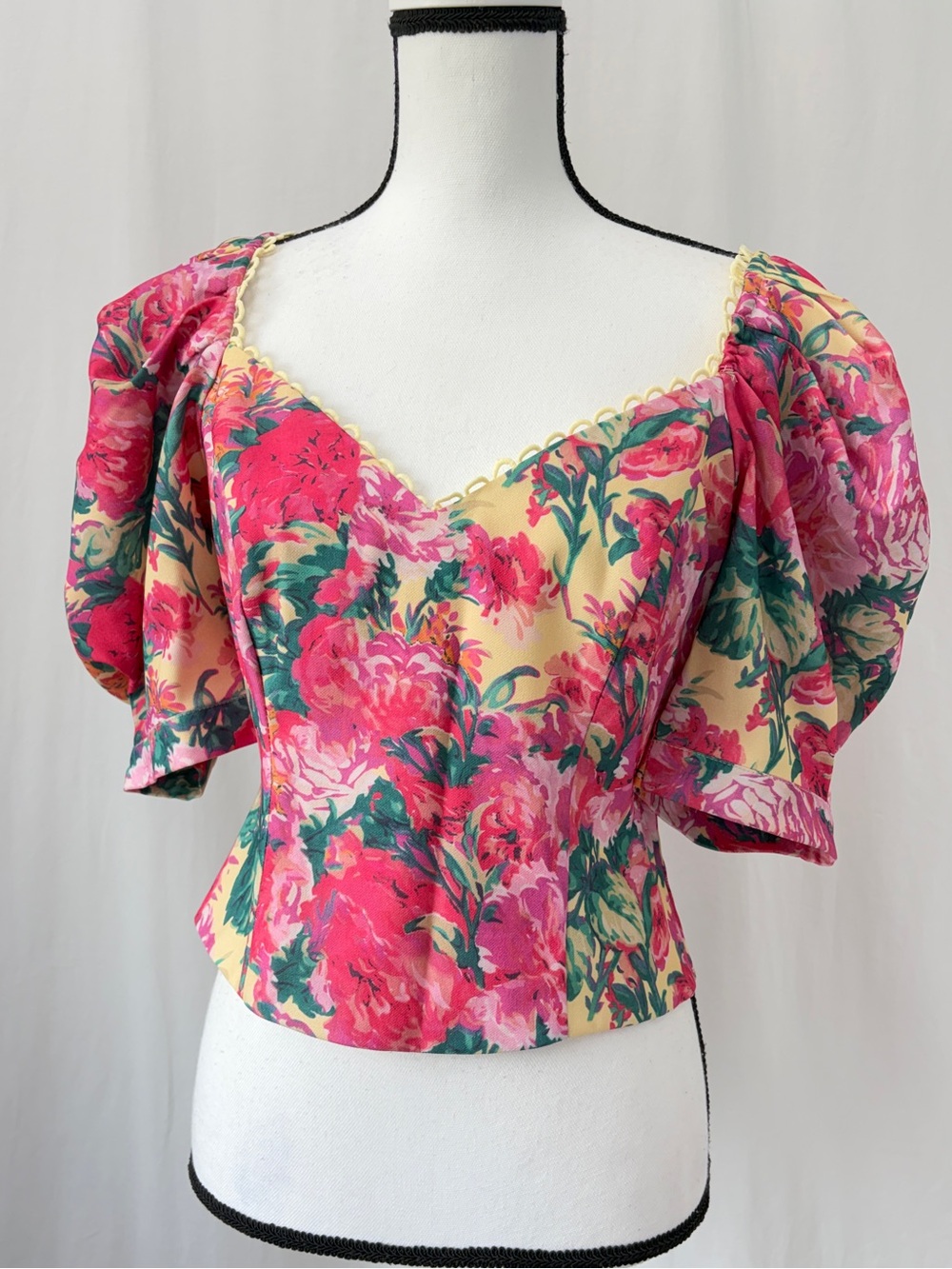 A.Peach Retro Floral Puffed Sleeve Cropped Top size Medium pink yellow green
